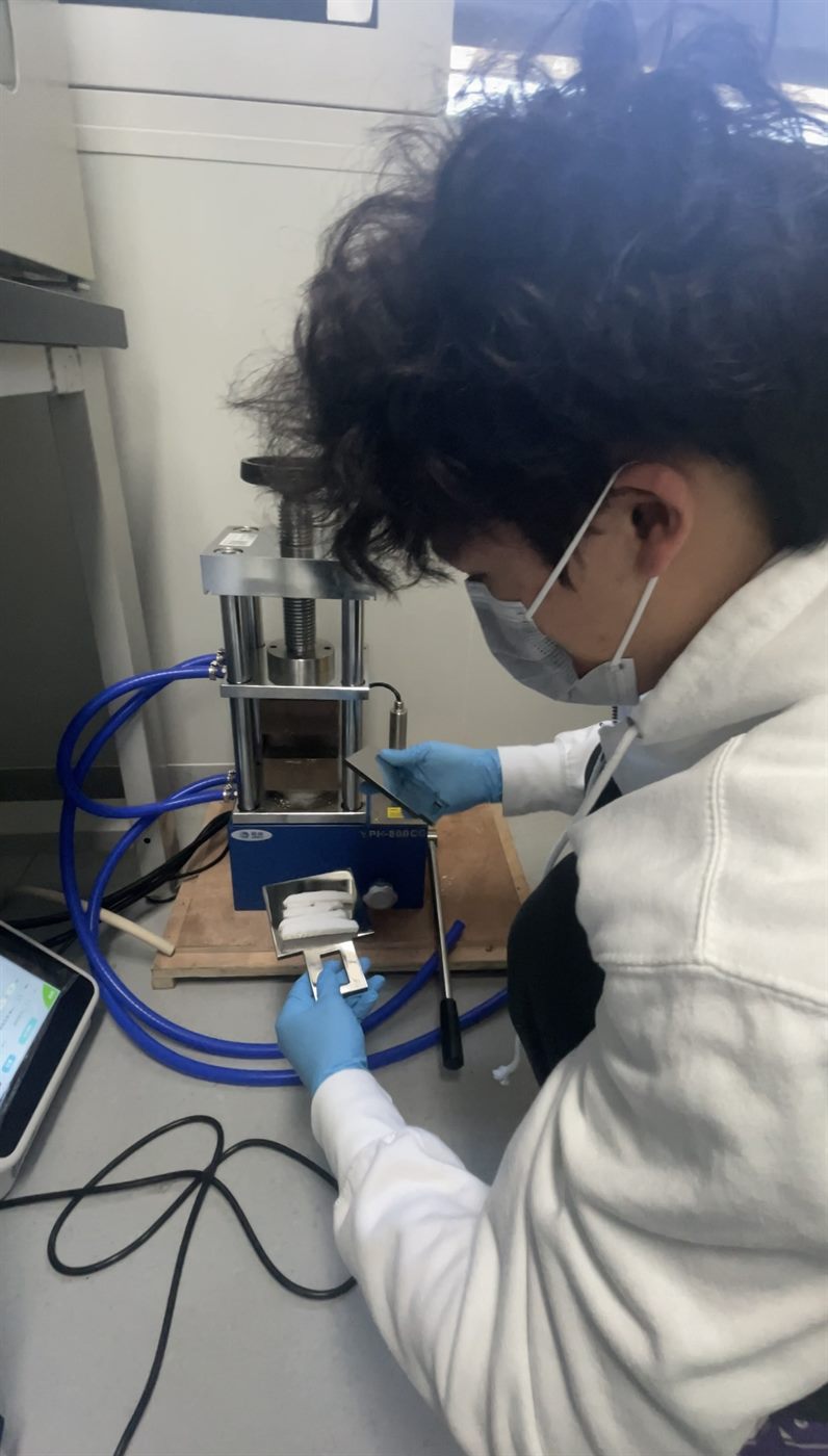 Compression testing of a material sample in the laboratory