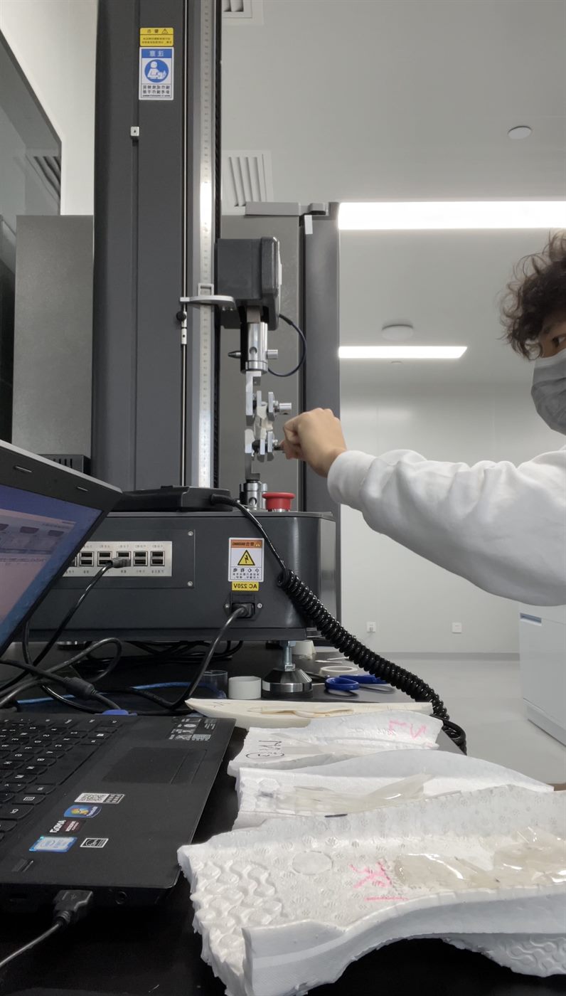 Tensile testing of a material sample in the laboratory