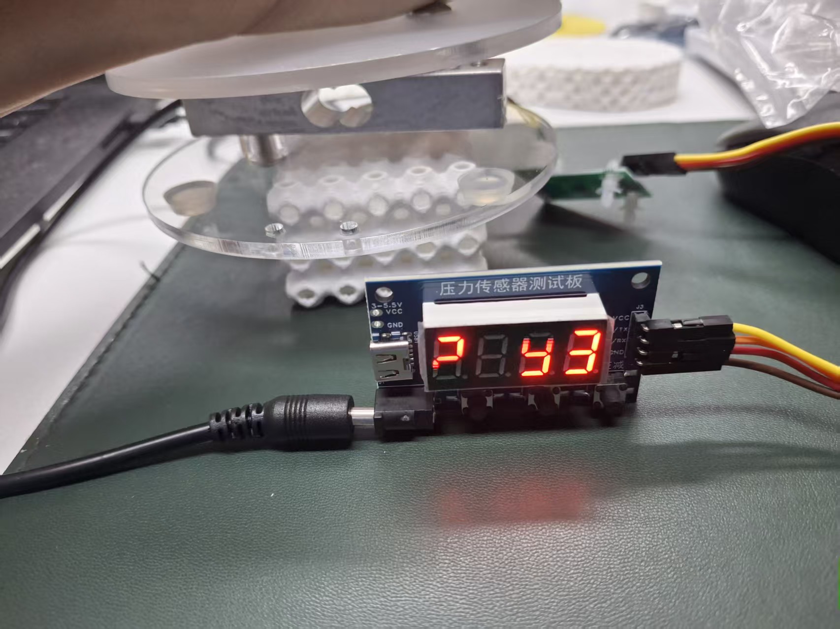 A second lattice sample being compressed using the DIY force measurement device